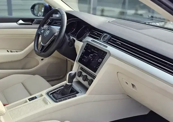Volkswagen Passat cena 54900 przebieg: 189742, rok produkcji 2018 z Krzanowice małe 781
